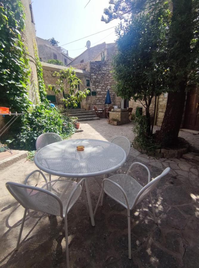 Apartamento Cortile Via Sales 11 Erice Exterior foto